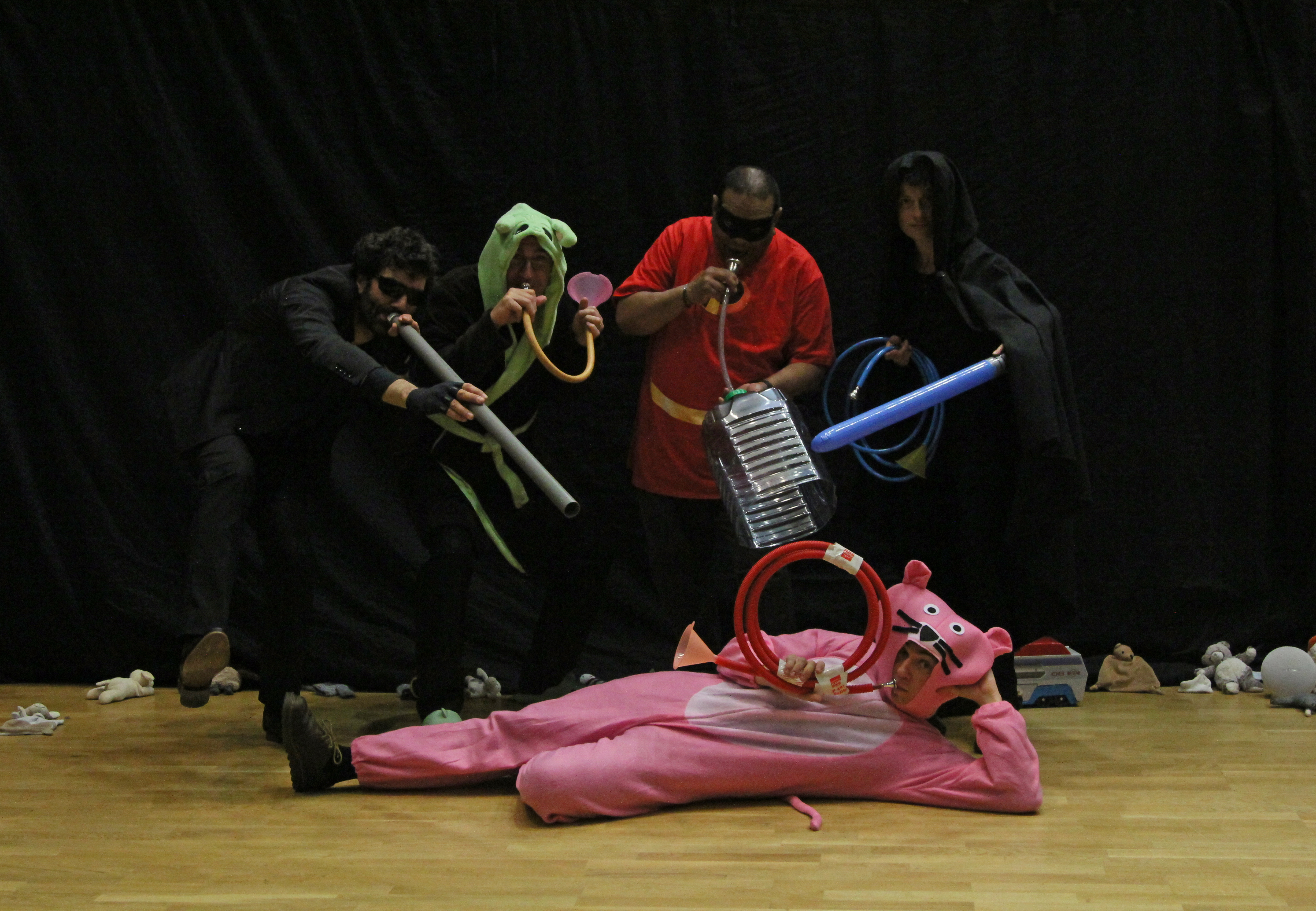 Photo montrant des professeurs déguisés en super-héros posant pour la photo avec des instruments construits spécifiquement pour montrer le mécanisme de production du son (tuyau avec embouchure).