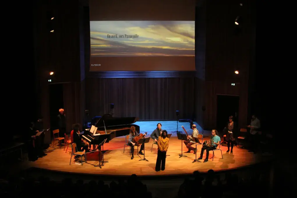 Photo montrant un groupe de musiciens sur scène