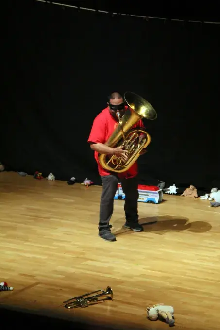 Photo montrant un musicien jouant du tuba