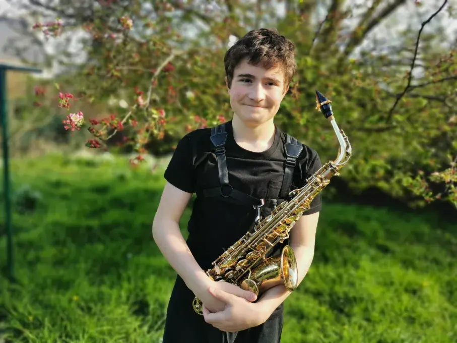 Photo montrant un élève tenant un saxophone