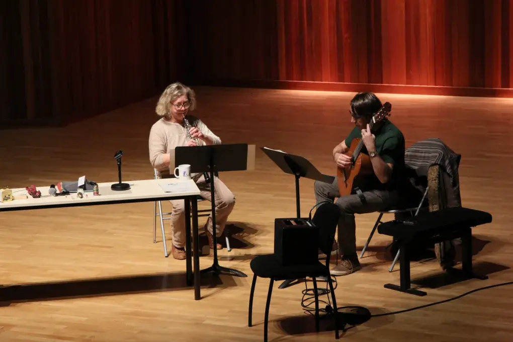 Photo montrant une musicienne jouant du har scène