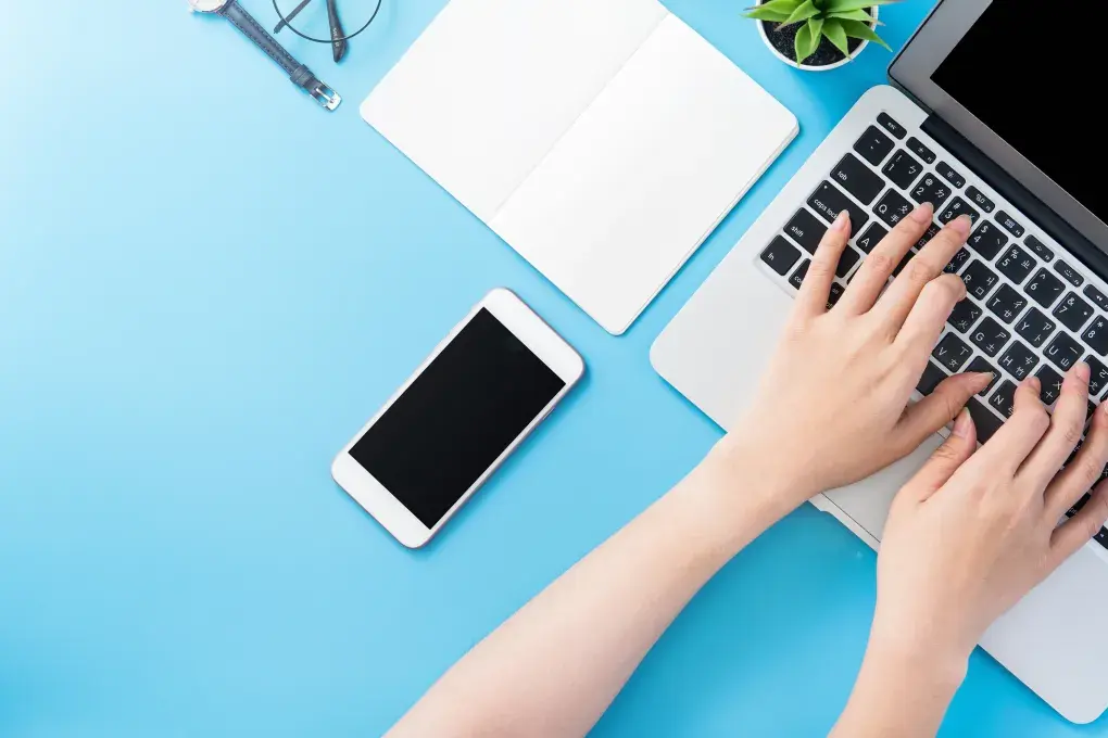 Illustration montrant les mains d'une personne effectuant une saisie sur le clavier d'un ordinateur.