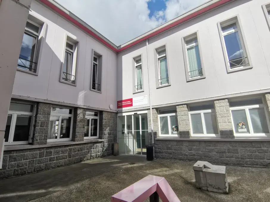 Photo montrant la façade et la porte d'entrée du conservatoire, 16 rue du Château à Brest.