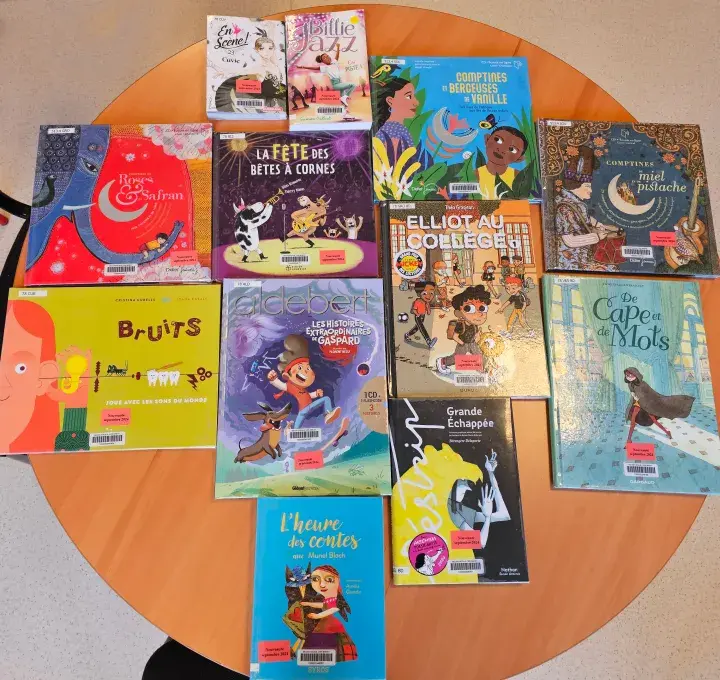 Photo montrant des livres posés sur une table
