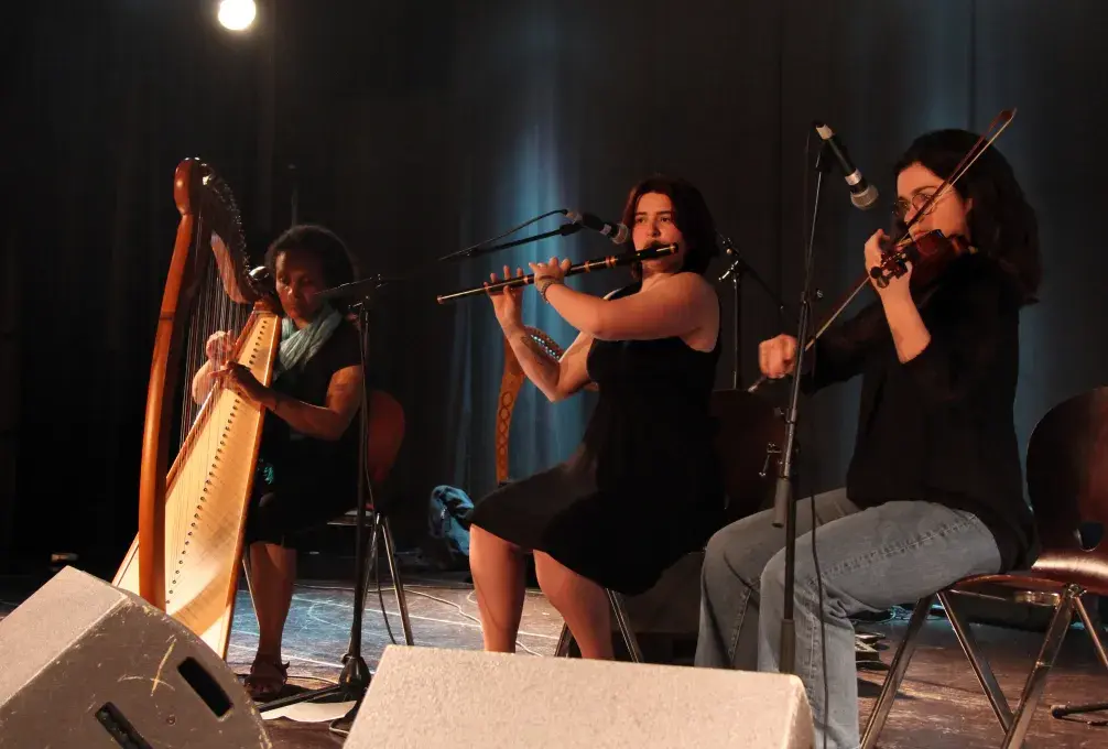 photos montrant trois jeunes femmes musiciennes : une harpiste, une flûtiste et une violoniste sur scène.