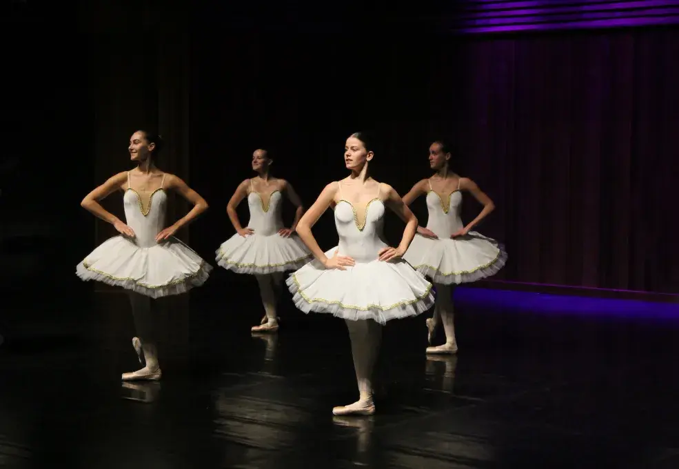 Photo montrant quatre danseuses classiques sur scène
