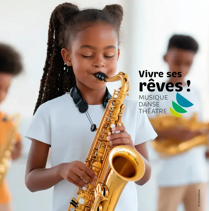 Petite fille jouant du saxophone