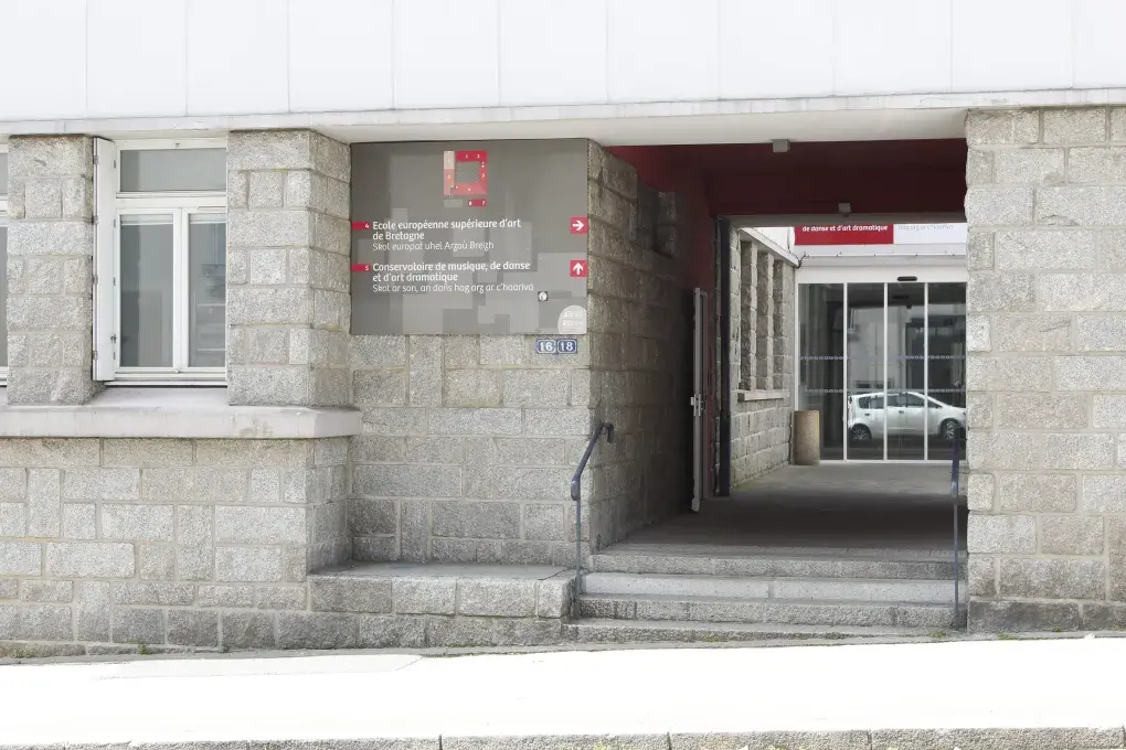 Photo montrant la façade en pierre du conservatoire rue du Château à Brest