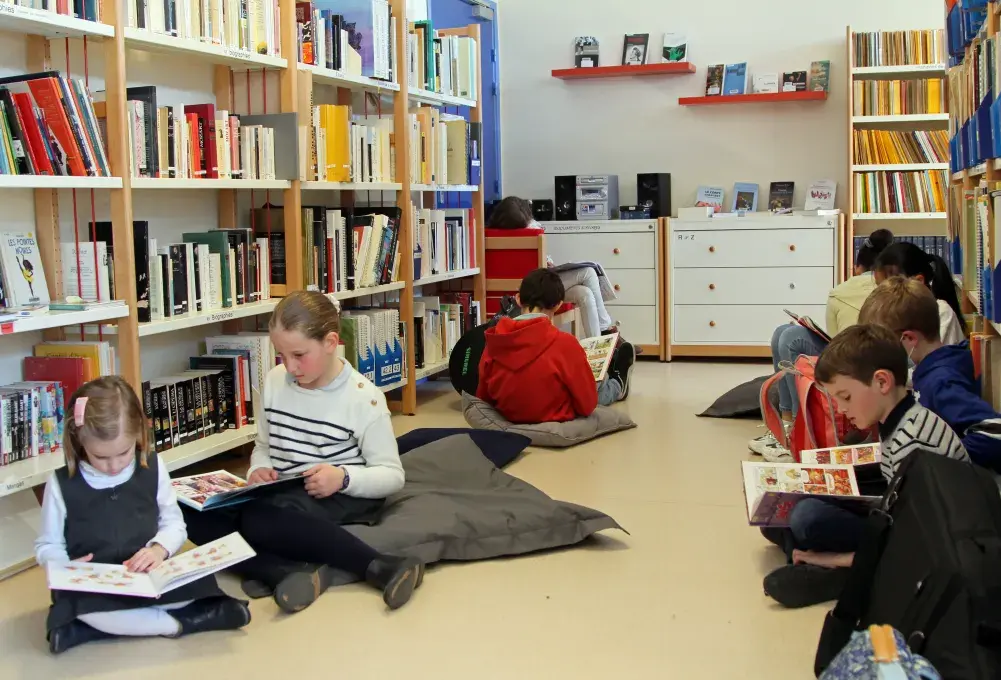 Enfants en train de lire à la médiathèque du conservatoire