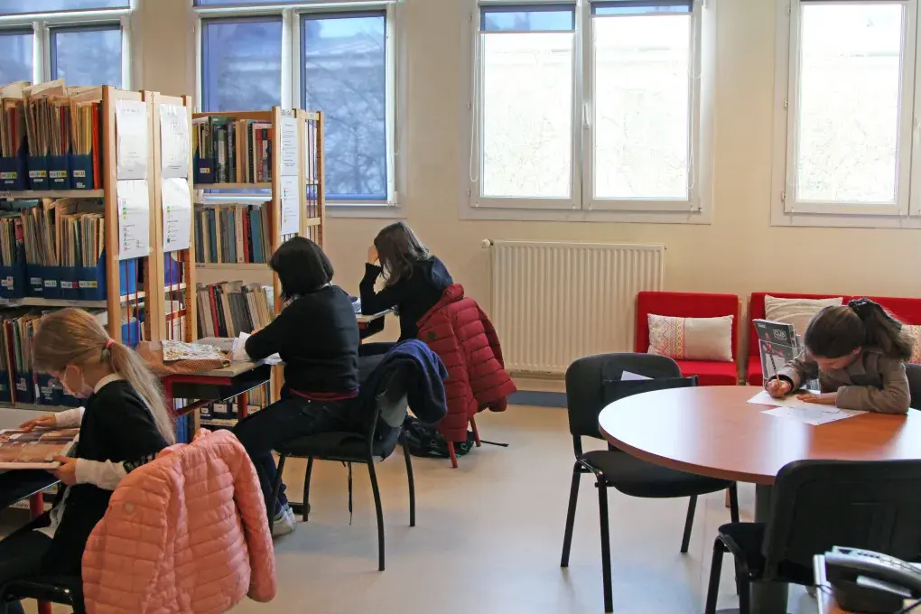 Usagers consultant des documents à la médiathèque du conservatoire
