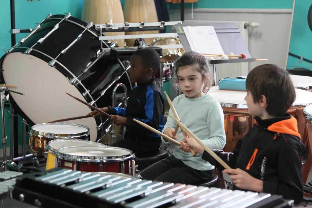 Photo montrant deux enfants jouant des percussions