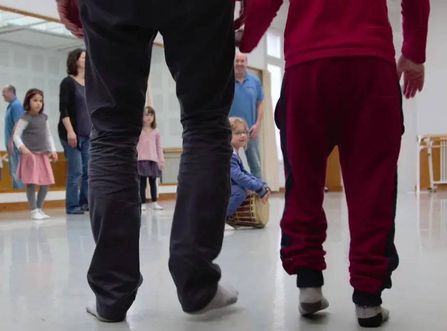 Photo montrant des jambes et pieds d'enfants