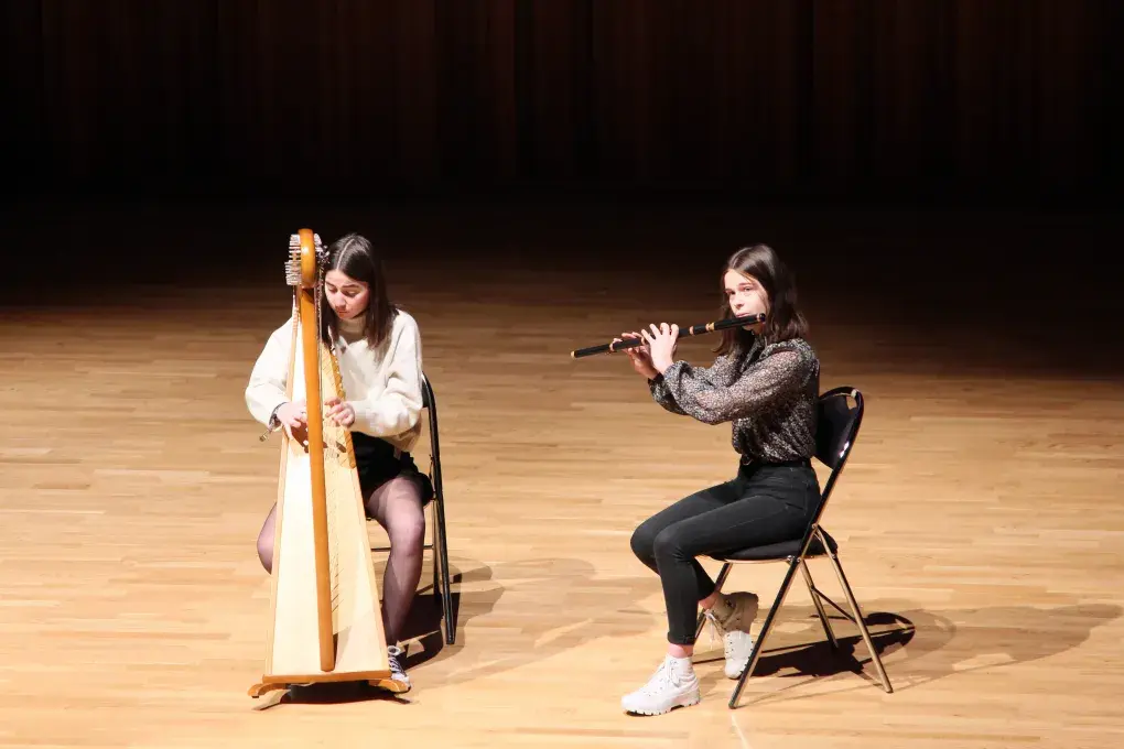 Duo de musiciennes sur scène : harpe celtique et flûte traversière irlandaise