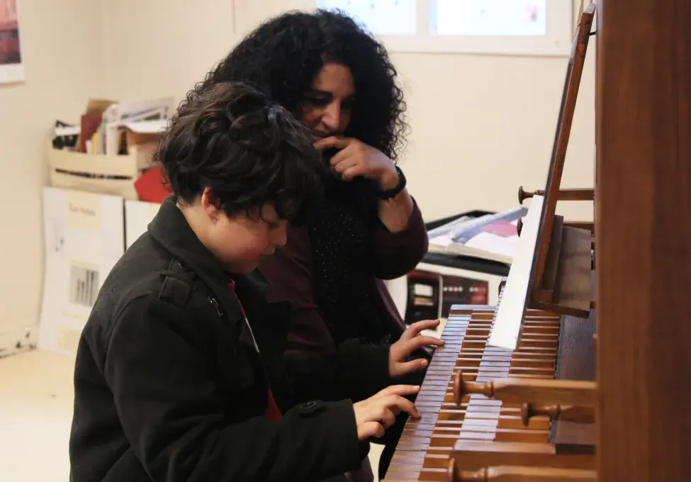 Photo montrant un élève et une professeure jouant de l'orgue