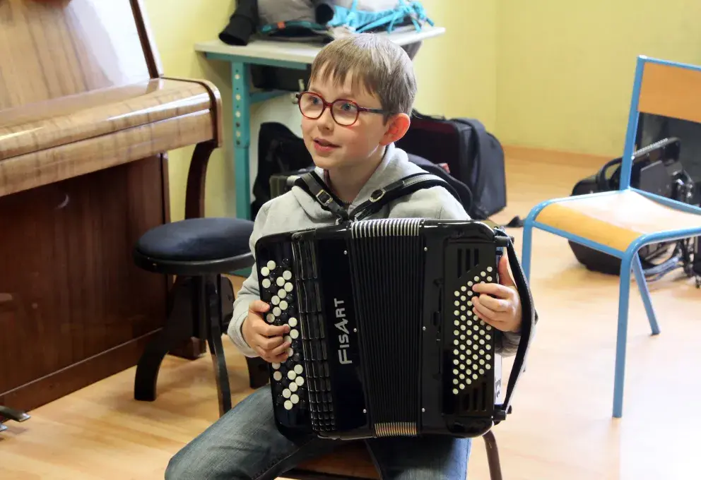 Enfant jouant de l'accordéon chromatique