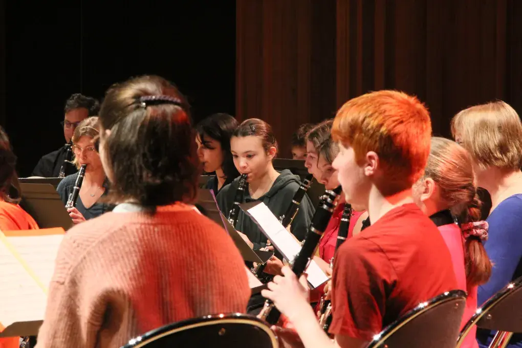 Elèves jouant de la clarinette en orchestre
