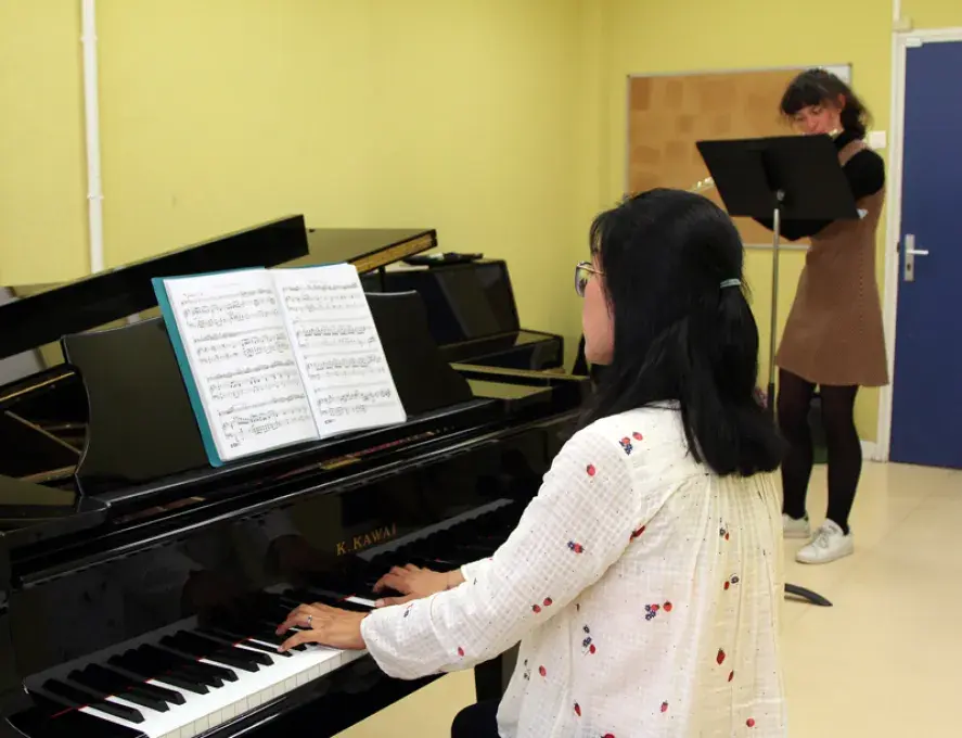 Photo montrant une pianiste accompagnant une flûtiste