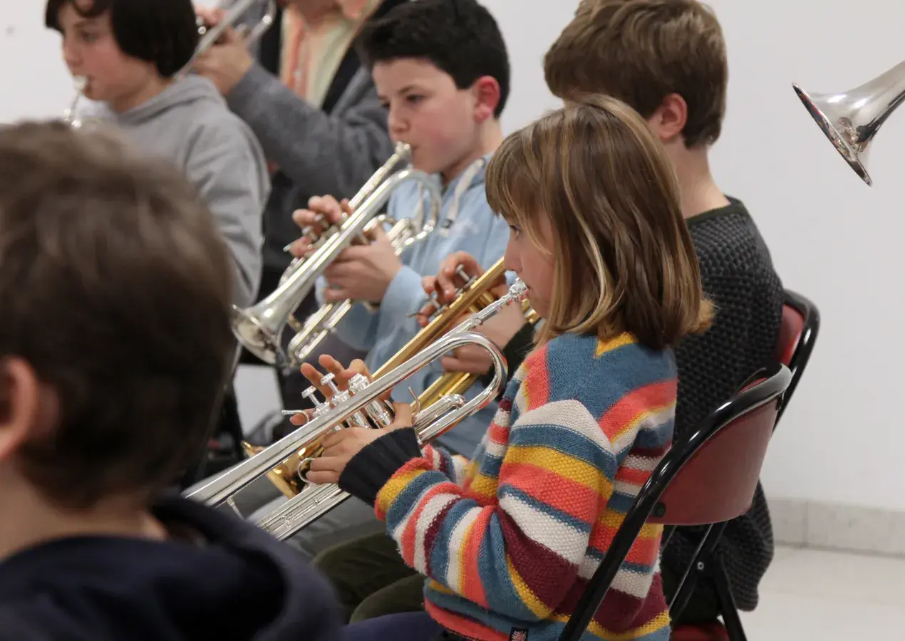 Elèves jouant de la trompette lors d'une répétition d'ensemble.