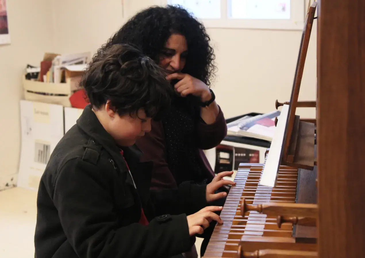 Photo montrant un élève et une professeure jouant de l'orgue