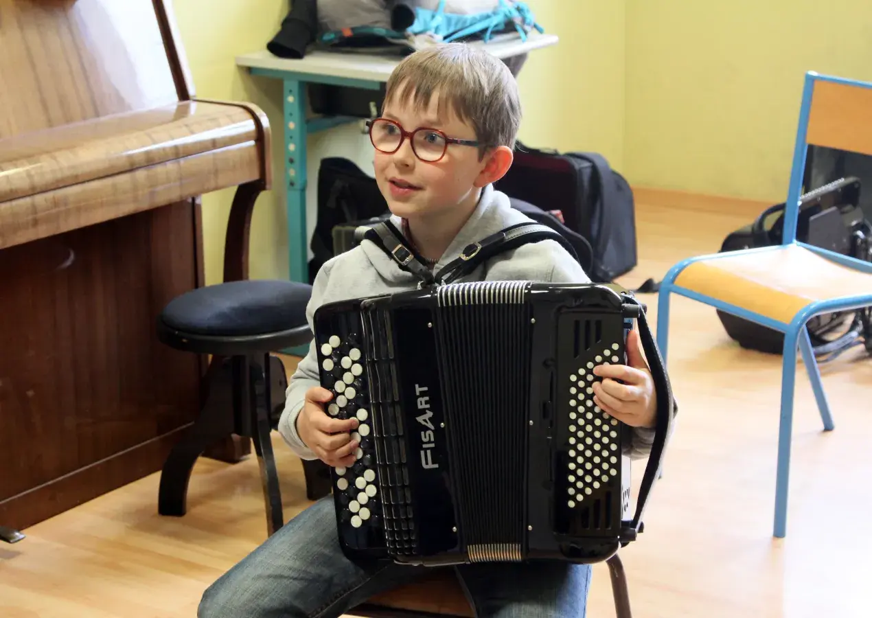 Enfant jouant de l'accordéon chromatique