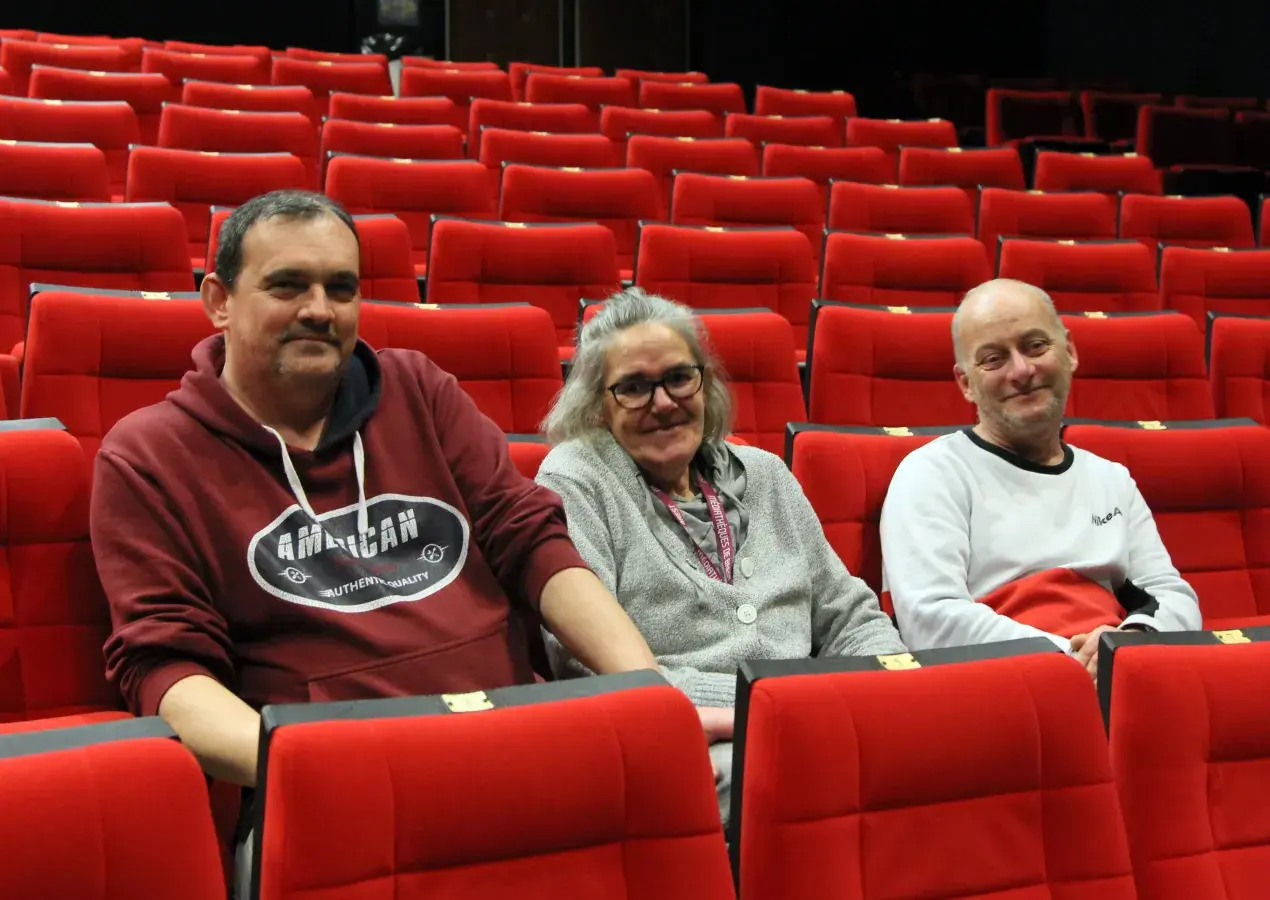 Photo montrant 3 agents du conservatoire assis dans l'auditorium