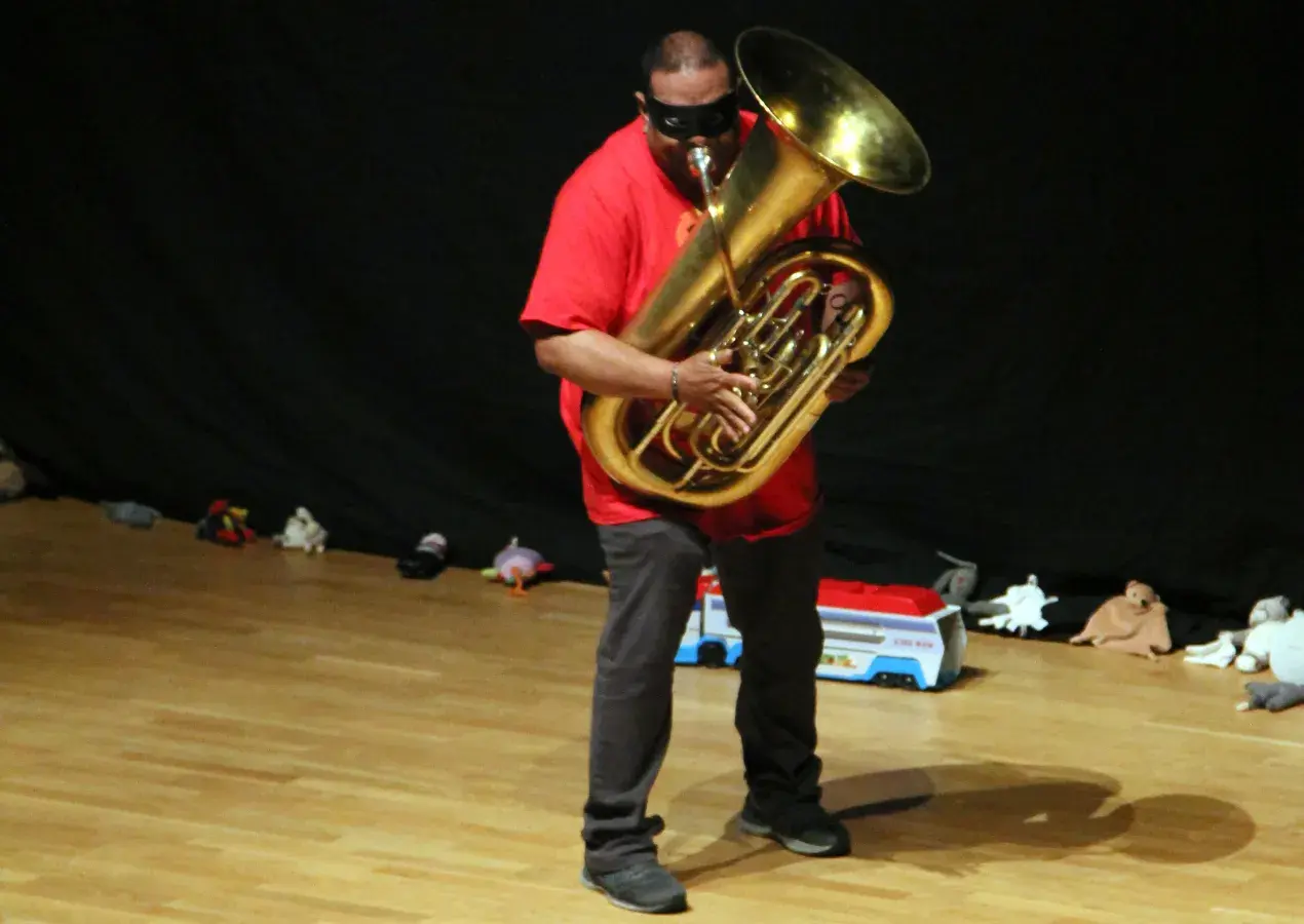 Photo montrant un musicien jouant du tuba