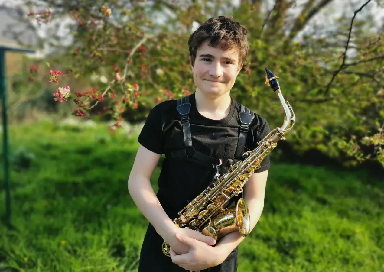 Photo montrant un élève tenant un saxophone