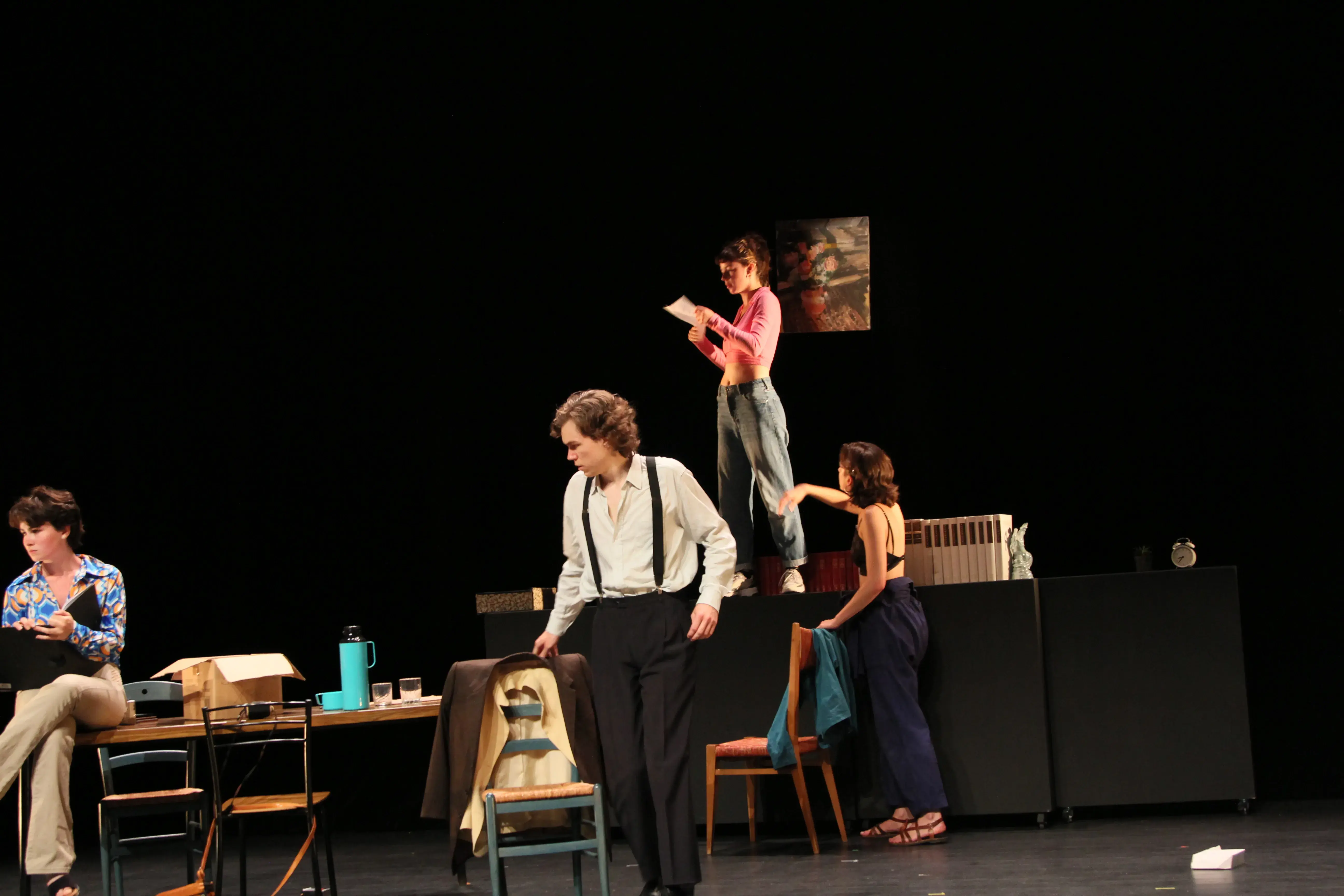 Photo montrant des élèves en théâtre jouant sur une scène.