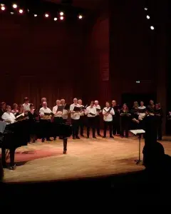 Photo montrant le chœur "Résonance" du conservatoire sur une scène 