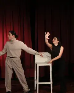 Photo montrant deux comédiennes jouant une scène de théâtre.