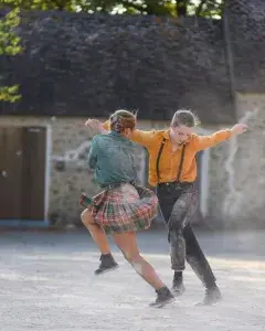 Photo montrant 2 jeunes femmes en train de danser