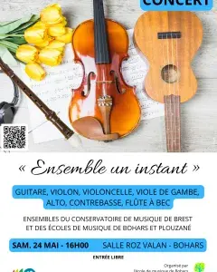 Imgae montrant une flûte, un violon, une guitare posés sur une partition.