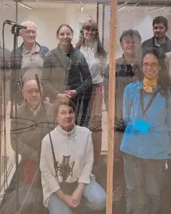 Photo montrant un groupe de personnes à travers une vitre