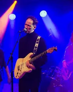 Photo montrant des étudiants en musiques actuelles sur scène en concert