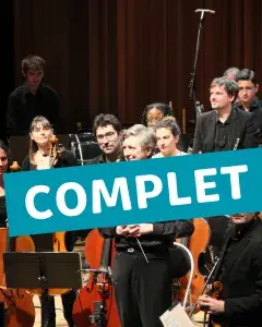 Photo montrant un orchestre sur scène avec un texte indiquant "complet"