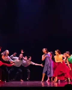 Photo montrant un groupe de danseuses face à un groupe de danseurs dialoguant par la danse.
