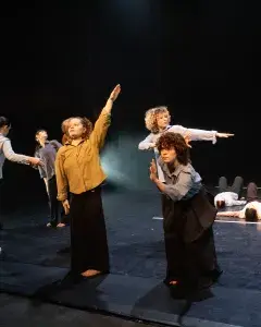 Photo montrant des élèves danseuses et danseurs sur scène