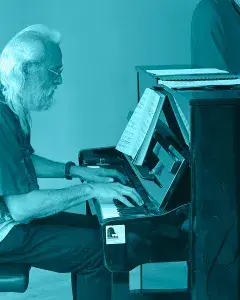 Photo montrant un instrumentiste jouant du piano.