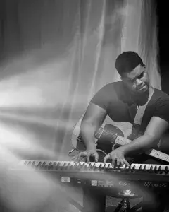 Photo montrant un musicien jouant du clavier et de la guitare électrique