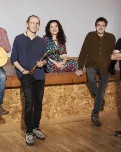 Photo montrant un groupe de 5 personnes posant avec des instruments entre les mains.