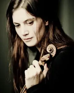 Photo montrant une jeune femme tenant un violon