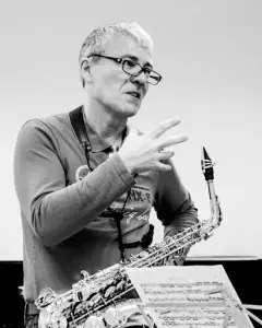 Photo montrant un saxophoniste en train de parler.