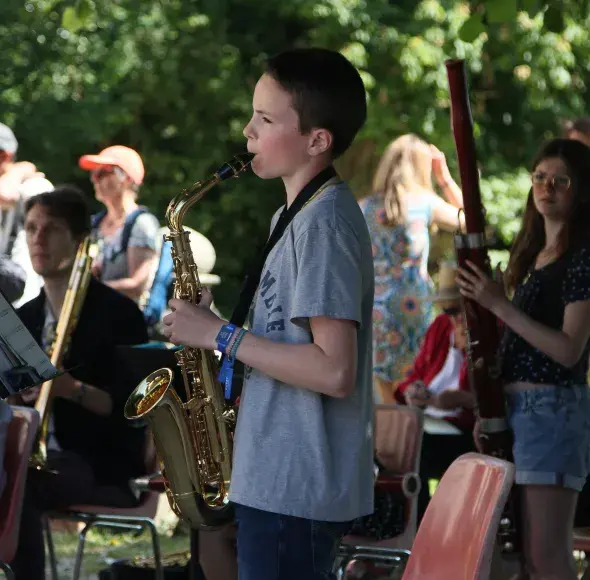 Photo montrant un élève du conservatoire jouant du saxophone