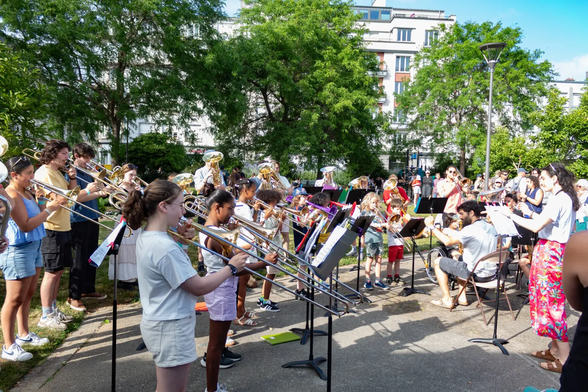 Photo montrant un groupe de musiciennes et musiciens jouant des cuivres