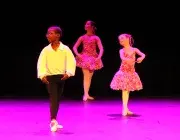 3 enfants dansant sur scène une chorégraphie de danse classique