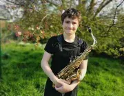 Photo montrant un élève tenant un saxophone