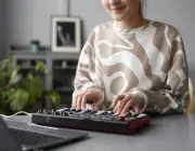 Une personne assise lisant un site avec un clavier braille