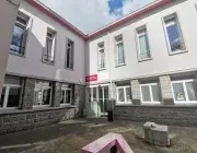 Photo montrant la façade et la porte d'entrée du conservatoire, 16 rue du Château à Brest.