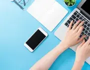 Illustration montrant les mains d'une personne effectuant une saisie sur le clavier d'un ordinateur.