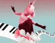 Illustration montrant un danseur coiffé d'une tête de licorne qui danse sur un piano zigzagant.